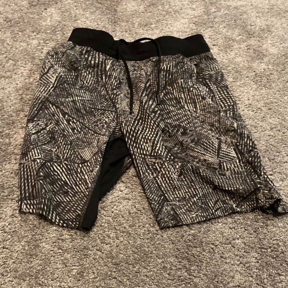 Lululemon T.H.E. Short 9" Linerless - Picture 2 of 3